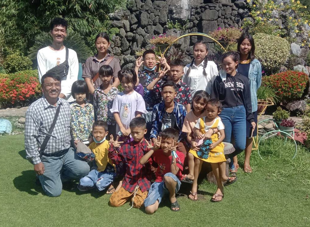 group photo fall 2022 edited.jpg